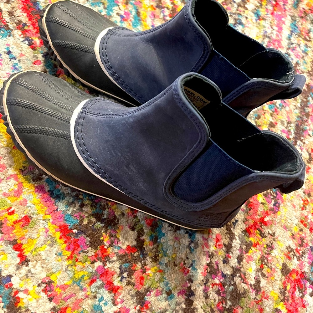 Sorel booties.  EUC!  Navy/black.  Sz. 8